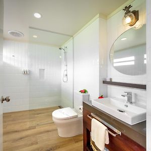 Deluxe Pool View Room